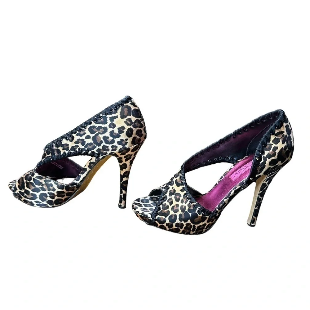 𝅺Betsey Johnson Satin Leopard Print Heels Size 8
